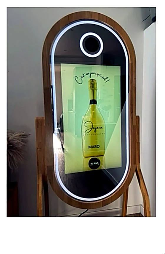 Borne photobooth miroir AEJ en bois clair avec anneau LED et écran d’accueil personnalisé