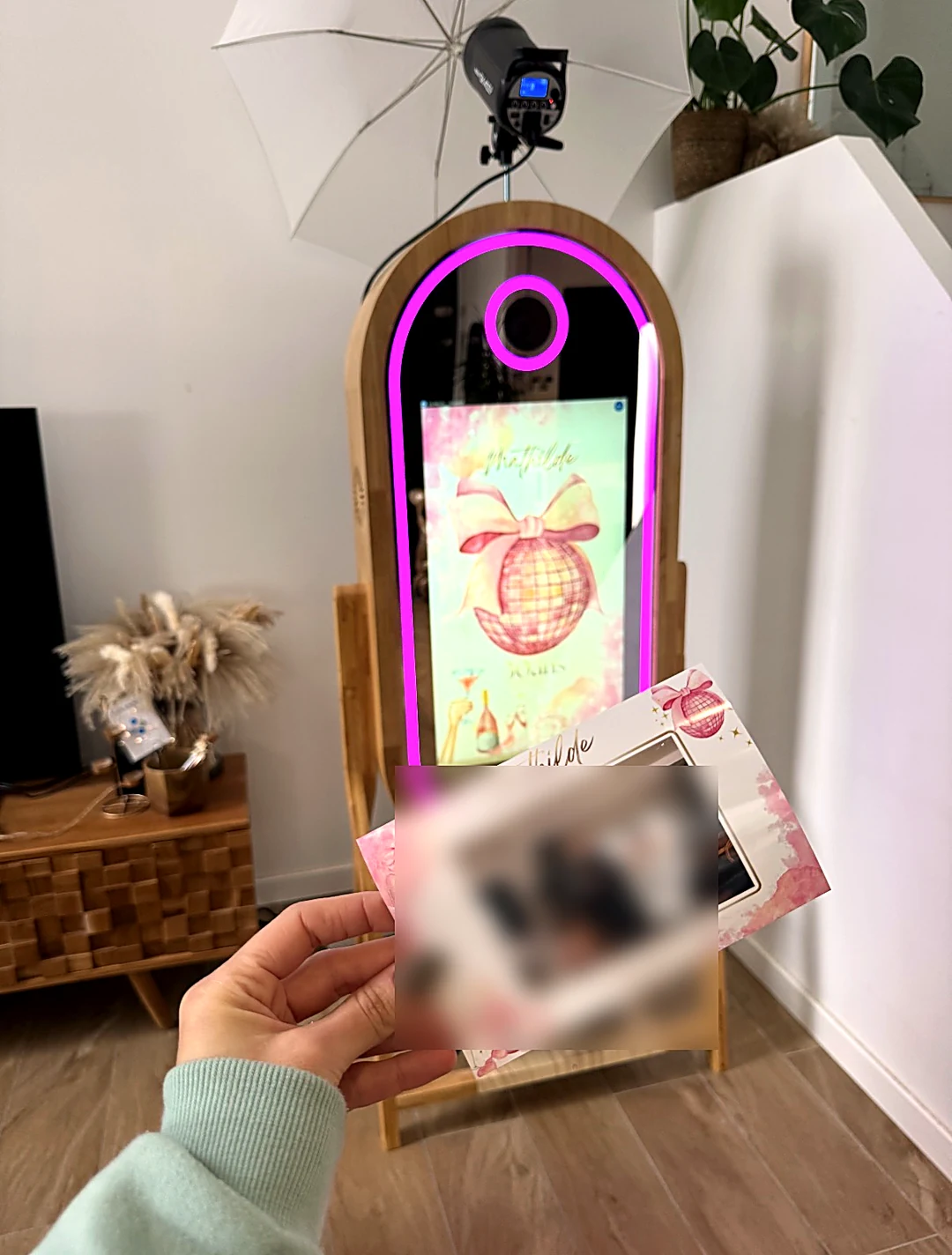 Photobooth miroir AEJ en soirée d’anniversaire, anneau LED rose et tirage souvenir
