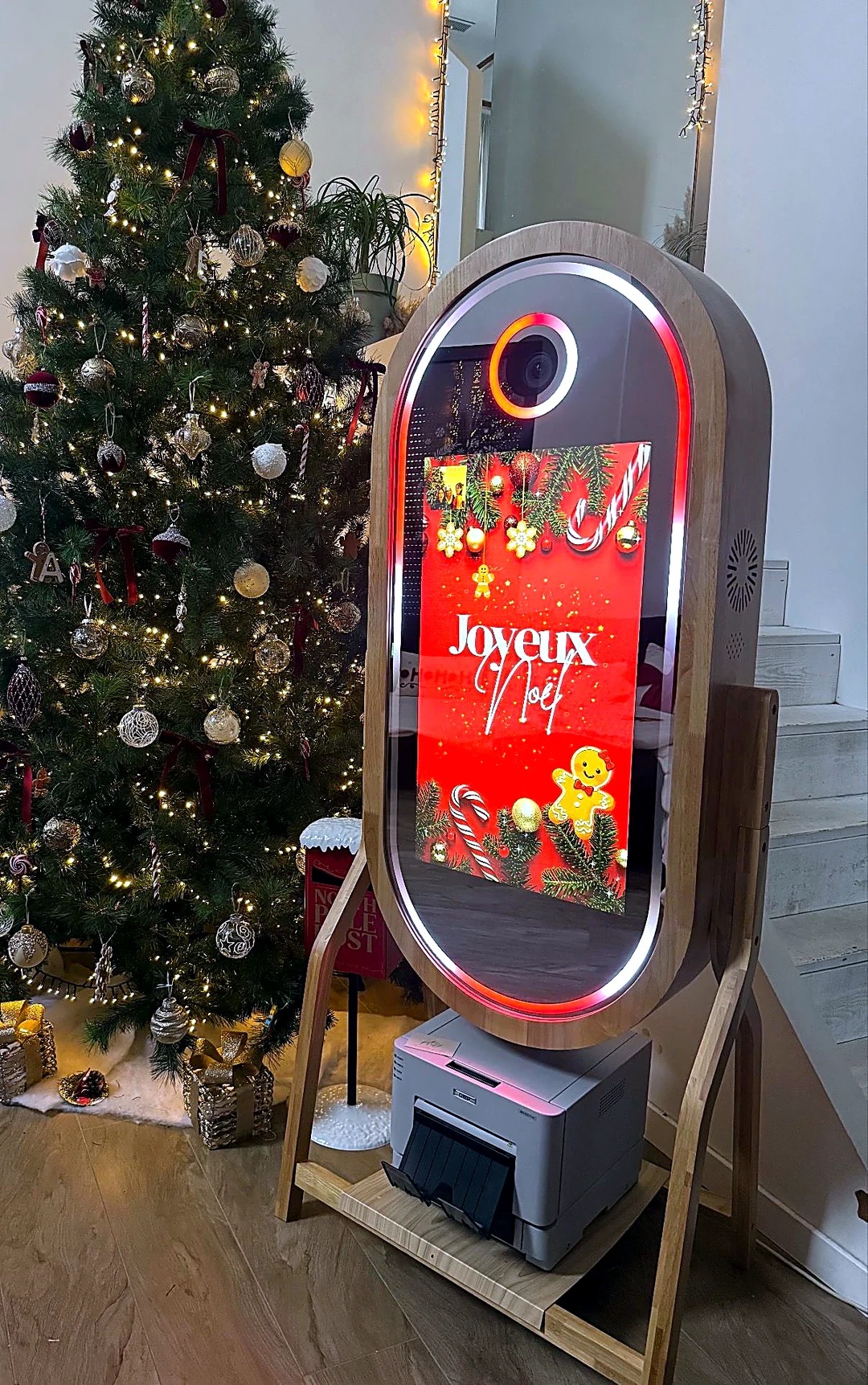 Photobooth miroir AEJ pour les fêtes de Noël, anneau LED rouge devant un sapin décoré